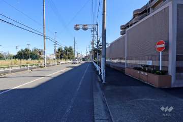 敷地北東側の前面道路