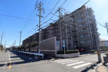 ファミール庄内通の外観（北西側から）