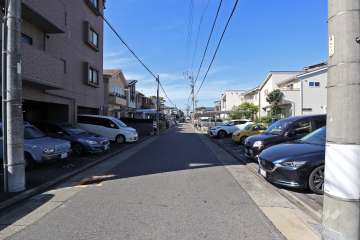 敷地北側の前面道路（東側から）