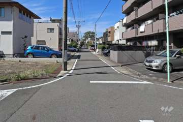 敷地南側の前面道路（東側から）