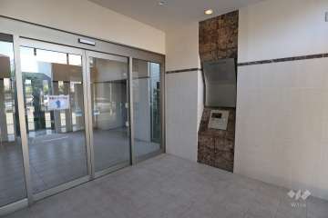 エントランスはオートロック付きです。