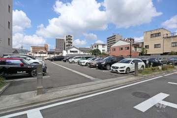 駐車場出入り口（ロボットゲート付き）・敷地内駐車場（屋外平面式）