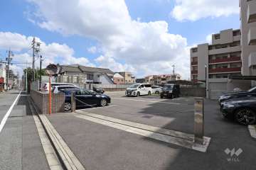 駐車場出入り口（ロボットゲート付き）・敷地内駐車場（屋外平面式）