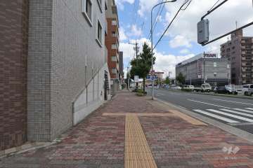 敷地東側には片側三車線の幹線道路が通っています。（名古屋市道名古屋環状線）
