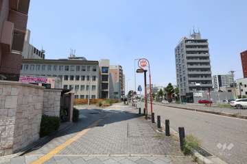 敷地東側の前面道路（南側から）