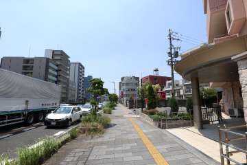 敷地南側の前面道路（東側から）