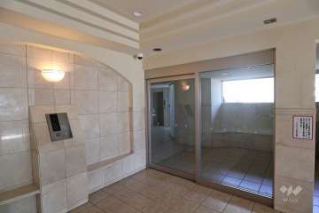 エントランスはオートロック付きです。