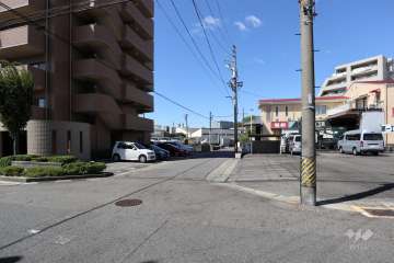 敷地北東側の前面道路（南東側から）