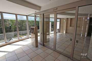 エントランスはオートロック付きです。