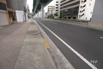 敷地東側の前面道路（南側から）
