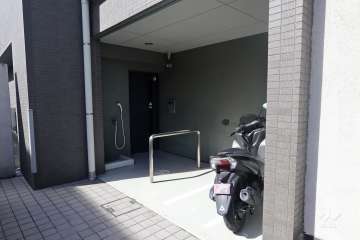 バイク置場、洗い場