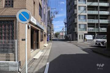 敷地西側の前面道路