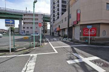 敷地北側の前面道路(西側から)