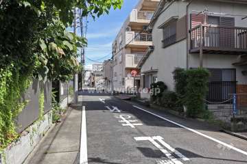 敷地西側の前面道路(南側から)