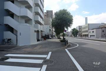 敷地西側の前面道路