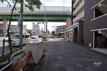 敷地北側の前面道路（西側から）