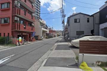 敷地南側の前面道路（西側から）