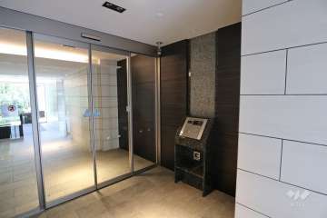 エントランスはオートロック付きです。