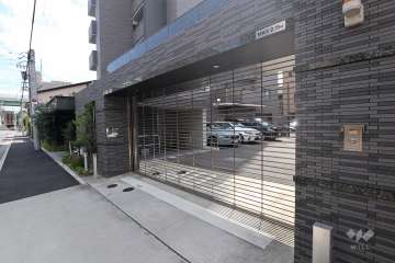 駐車場出入り口（リングシャッター付き）・敷地内駐車場（屋外平面式）