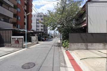 敷地北側の前面道路