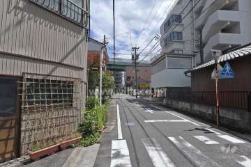 敷地北側の前面道路（西側から）