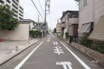 敷地東側の前面道路（南側から）