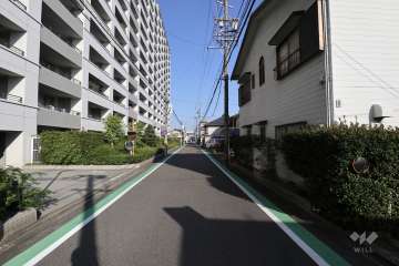 敷地の南側前面道路(西側から)