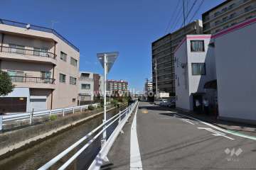 敷地北西側の前面道路(南西側から)