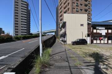 敷地南側の前面道路