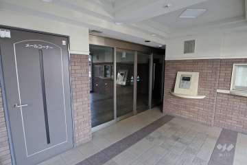 エントランスはオートロック付きです。