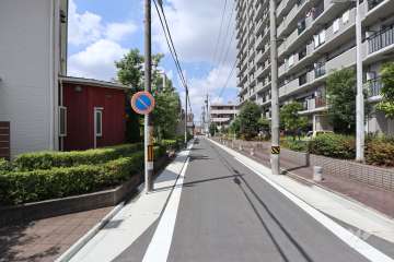 敷地南側の前面道路