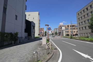 敷地東側の前面道路（南側から）