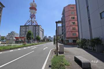 敷地東側の前面道路（北側から）