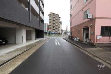 敷地南側の前面道路（西側から）