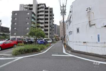 敷地西側の前面道路
