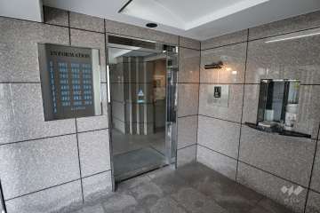 エントランスはオートロック付きです。