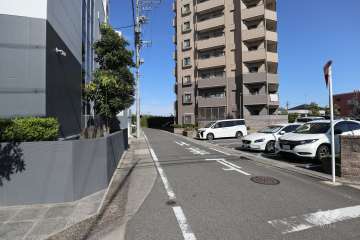 敷地西側の前面道路