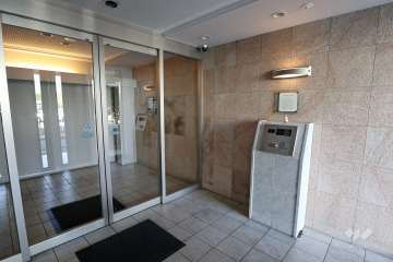 エントランスはオートロック付きです。