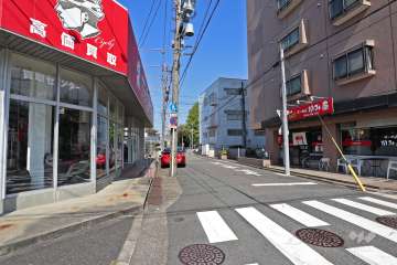 敷地西側の前面道路（南側から）