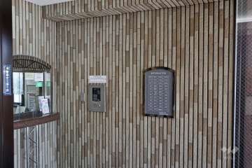 オートロックと案内板