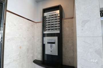 オートロックの操作盤、案内板