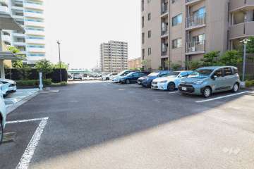東側の敷地内駐車場（屋外平面式）