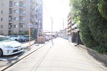 敷地北側の前面道路（東側から）