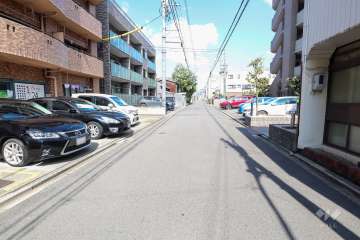 敷地北側の前面道路（西側から）