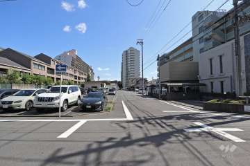 敷地北側の前面道路（西側から）