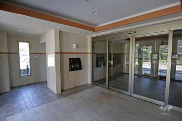 エントランスはオートロック付きです。