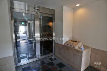 エントランスはオートロック付きです。