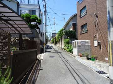 敷地南側の前面道路（東側から）。円山町の住宅地に続く閑静な街並みです。