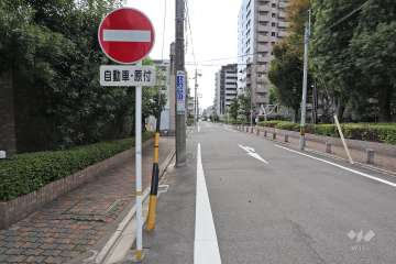 敷地西側の前面道路