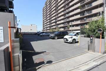 駐車場出入り口（ロボットゲート付き）・敷地内駐車場（屋外平面式）